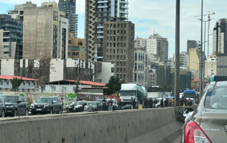 بالصور .. إعتصام نقابة مستوردي السيارات المستعملة في لبنان